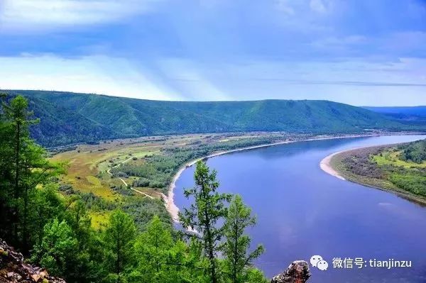 黑龙江之畔，传统服饰下的深情眺望